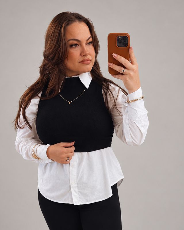 Dra. Paula Casola em foto de estúdio, de camisa branca